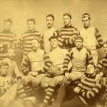 Sepia tone fotografie 12 členů fotbalového týmu z roku 1888 v pruhovaných dresech